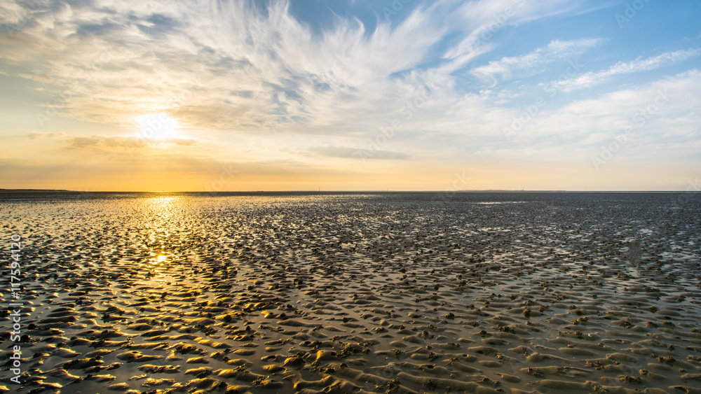 Sonnenuntergang im Wattenmeer. Nordseeküste