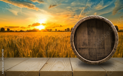 Fotografia background of barrel and worn old table of wood