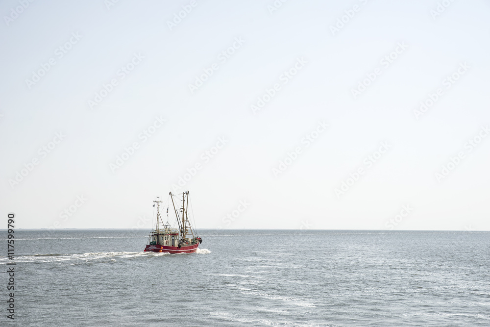 Roter Krabbenkutter verlässt bei stiller See den Hafen der Nordseeinsel Pellworm Roter Krabbenkutter verlässt bei stiller See den Hafen der Nordseeinsel Pellworm