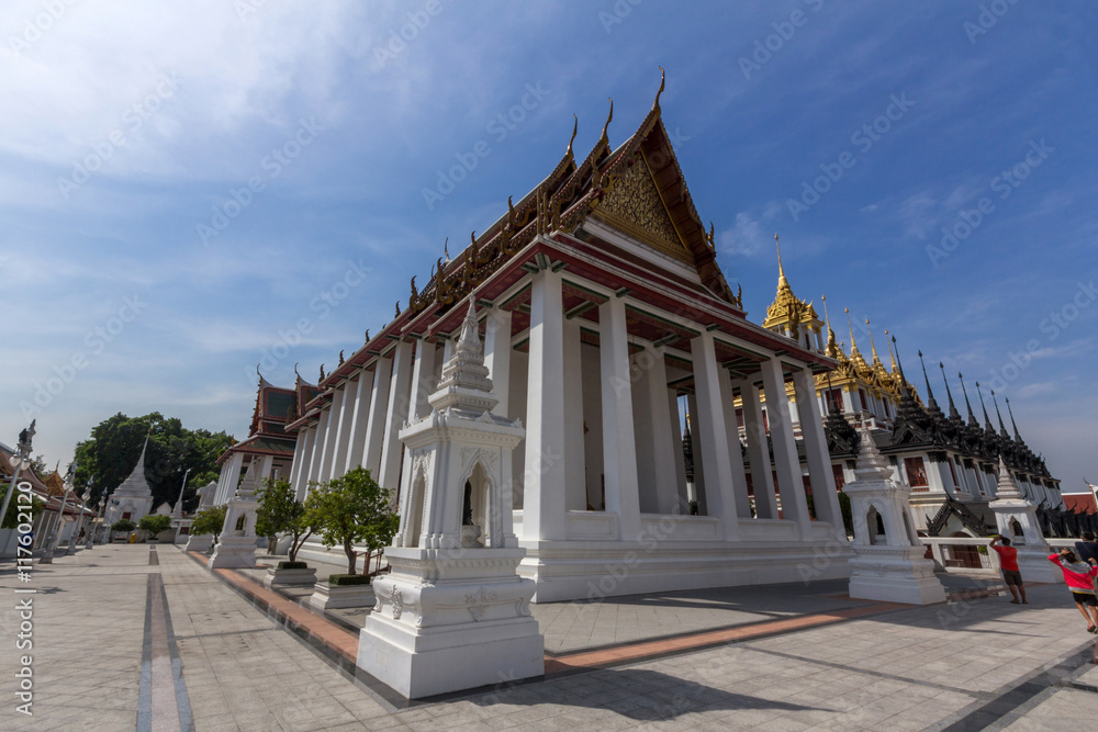 Obraz premium Loha Prasat Metal Castle and Wat Ratcha Natdaram Worawihan in Bangkok, Thailand.