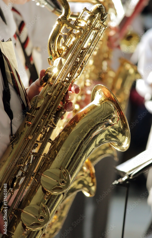 Obraz premium musician plays the saxophone in the orchestra at the station in Moscow.