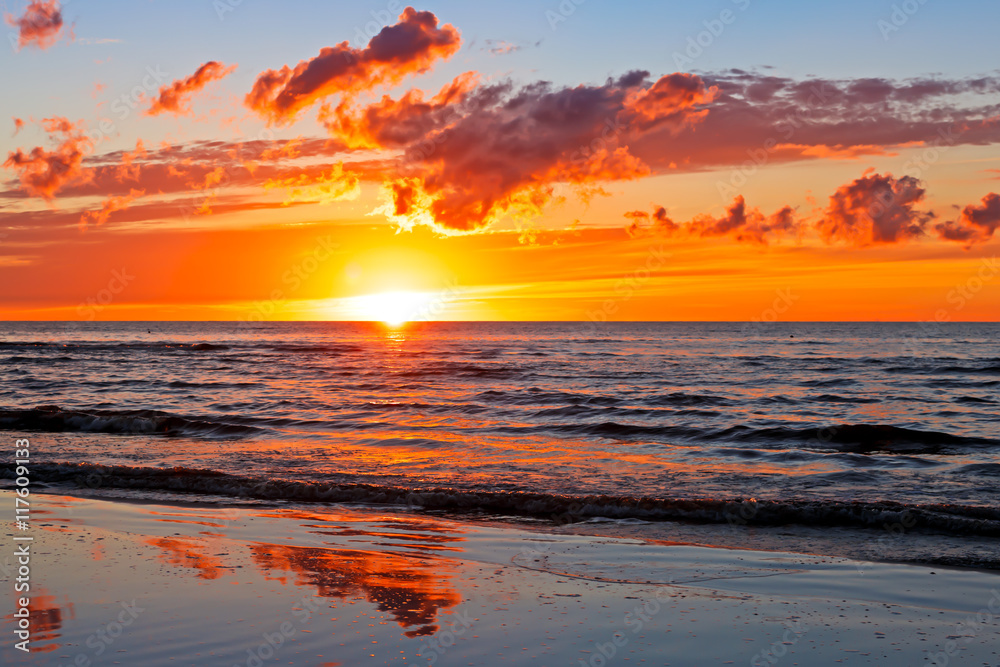 Obraz premium Beautiful Sunset Over Baltic Sea with cloud and beams, Jurmala Dzintari