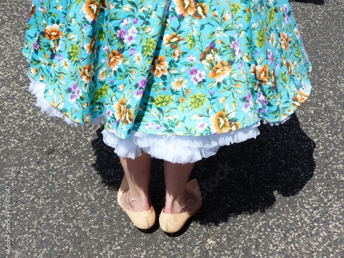 Tablou pe pânză Sommerkleid mit Blumenmuster und Petticoat im Stil der Fünfzigerjahre im Sommer