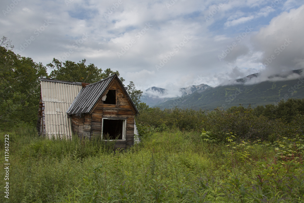 Verfallene Hütte irgendwo in der kamtschadalischen Wildnis