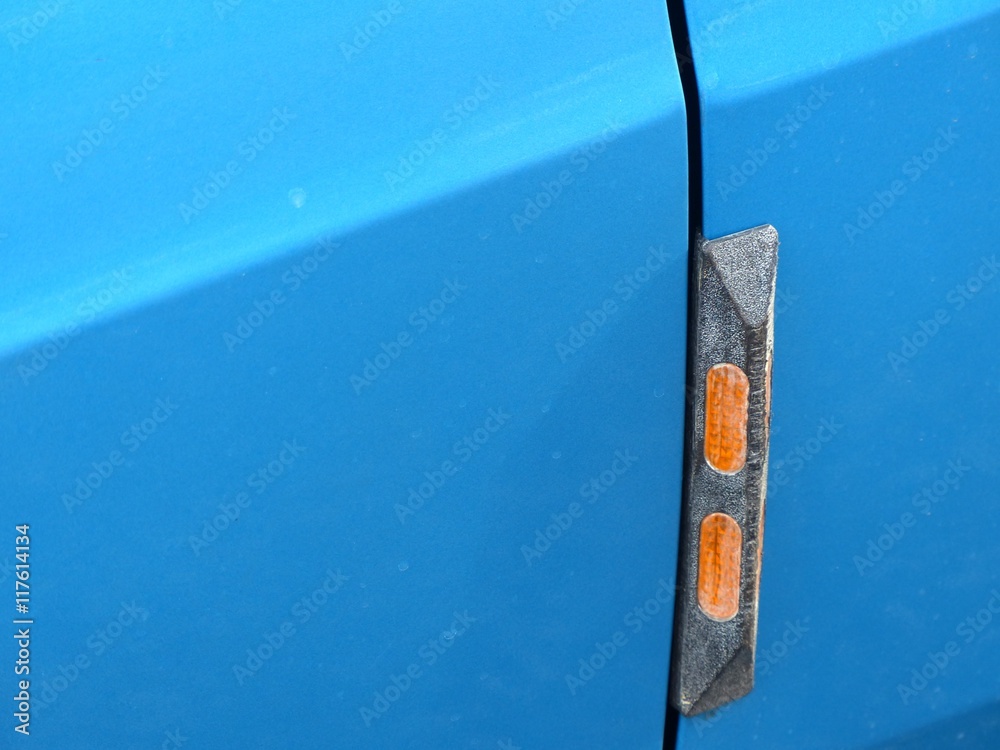Kantenschutz aus Gummi mit Katzenauge an der Autotür einer blauen