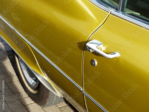 Verchromter Türgriff eines amerikanischen Luxus Cabriolet in Gold Metallic der Sechzigerjahre und Siebzigerjahre beim Oldtimertreffen Golden Oldies in Wettenberg Krofdorf-Gleiberg bei Gießen in Hessen photo