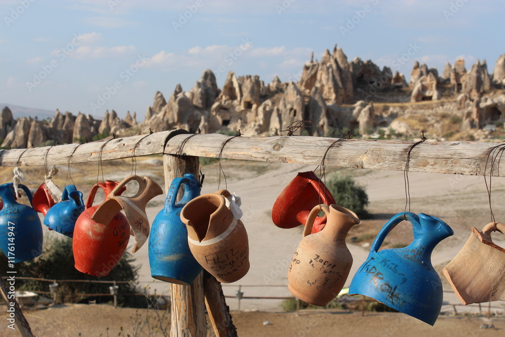 Fototapeta premium arka planda peri bacaları görüntüsüyle sıralı dilek testileri