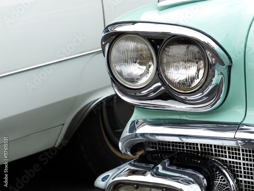 Quadro su tela Doppelscheinwerfer eines mintfarbenen amerikanischen Cabriolet der Fünfzigerjahr