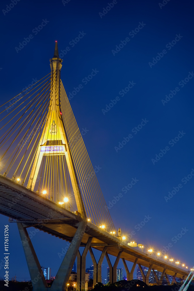 Obraz premium Thai bridge / Night light traffic at Bhumibol bridge, Bangkok, Thailand.