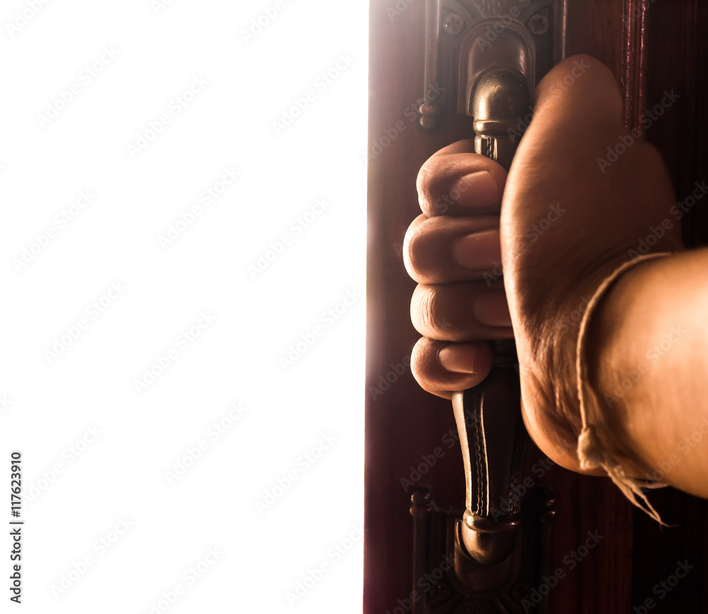 Naklejka premium hand opens empty room door