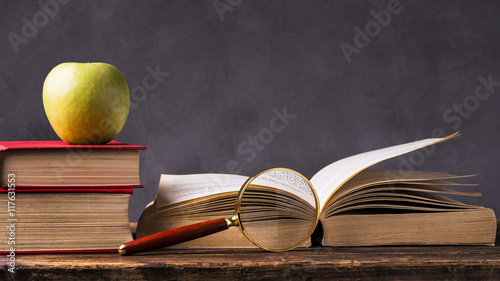 libri di testo con mela photo