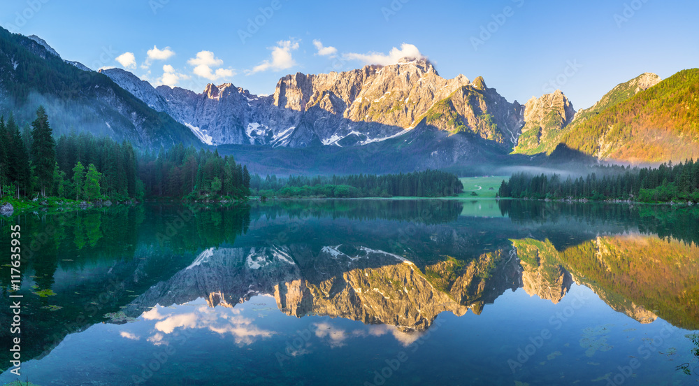 Piękna panorama jeziora górskiego w Alpach Włoskich - obrazy, fototapety, plakaty 