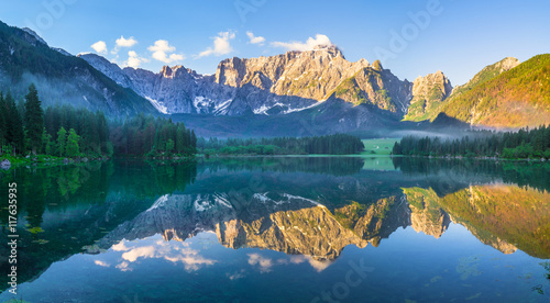Piękna panorama jeziora górskiego w Alpach Włoskich © Mike Mareen