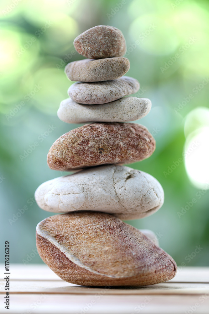 Φωτογραφία balance rock or zen stones on wooden floor and have nature green