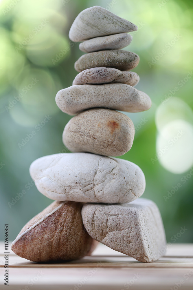 Φωτογραφία balance rock or zen stones on wooden floor and have nature green