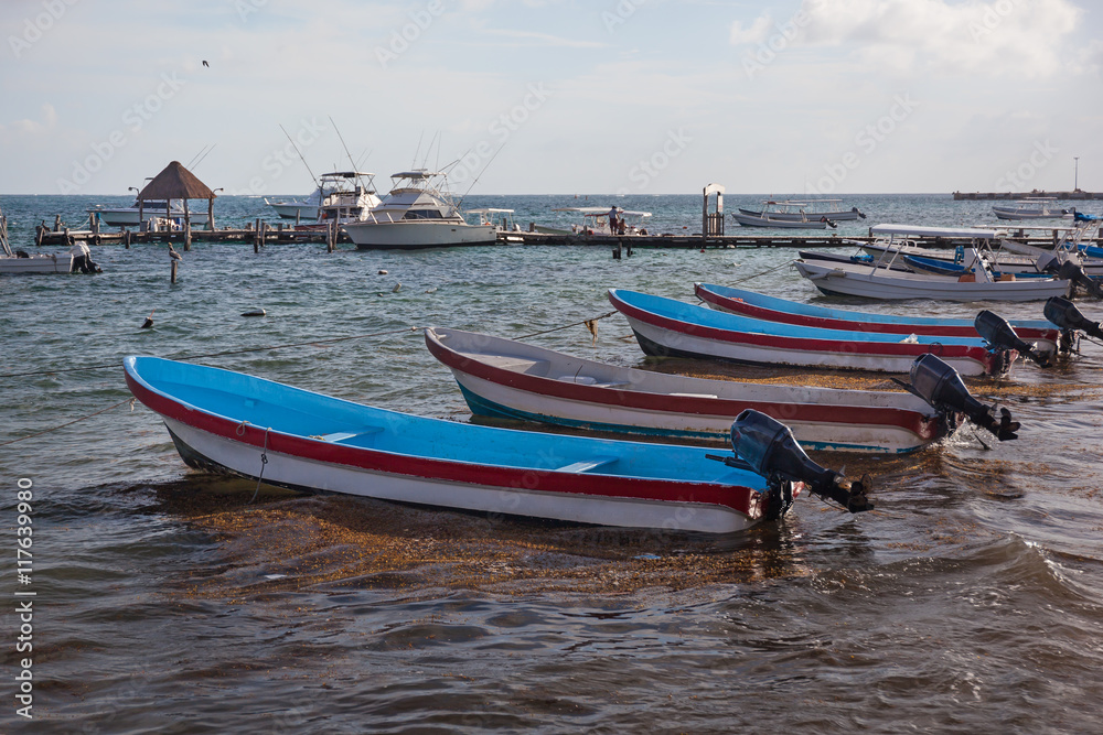 Naklejka premium Fishing motor boats moored to tropical beach