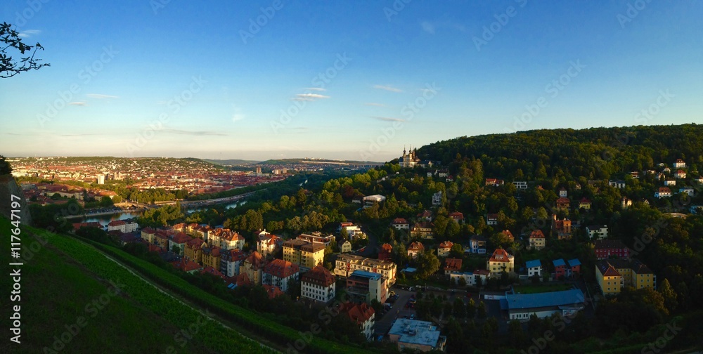 Abendlicher Ausblick über Würzburg von der Festung Marienberg