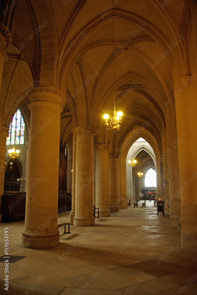 Nef de l'église Saint-Germain-l'Auxerrois à Paris, France