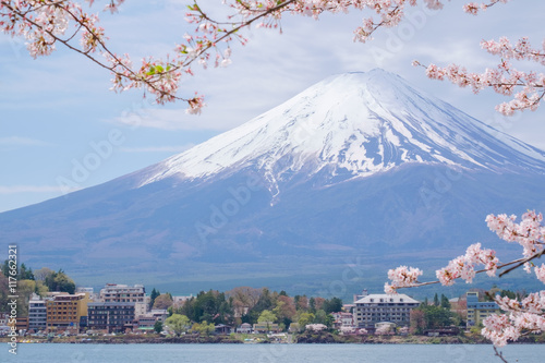 Obraz na płótnie Mount Fuji from lake Kawaguchiko with cherry blossom in Yamanash w salonie