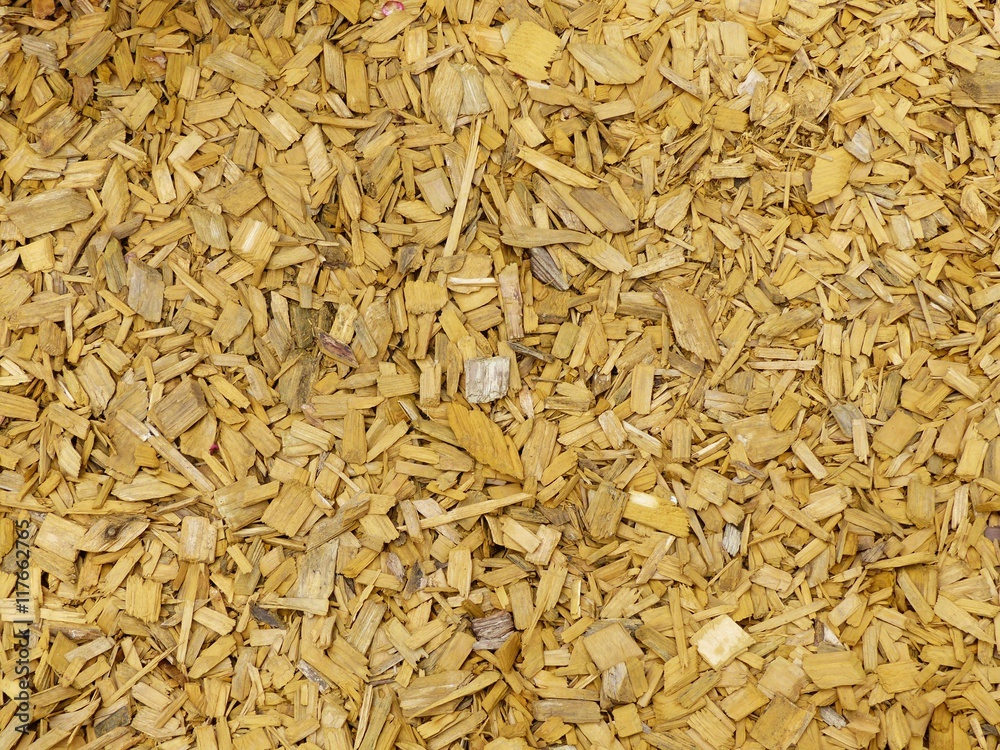 Rindenmulch in Beige und Naturfarben im Garten als nährstoffreicher
