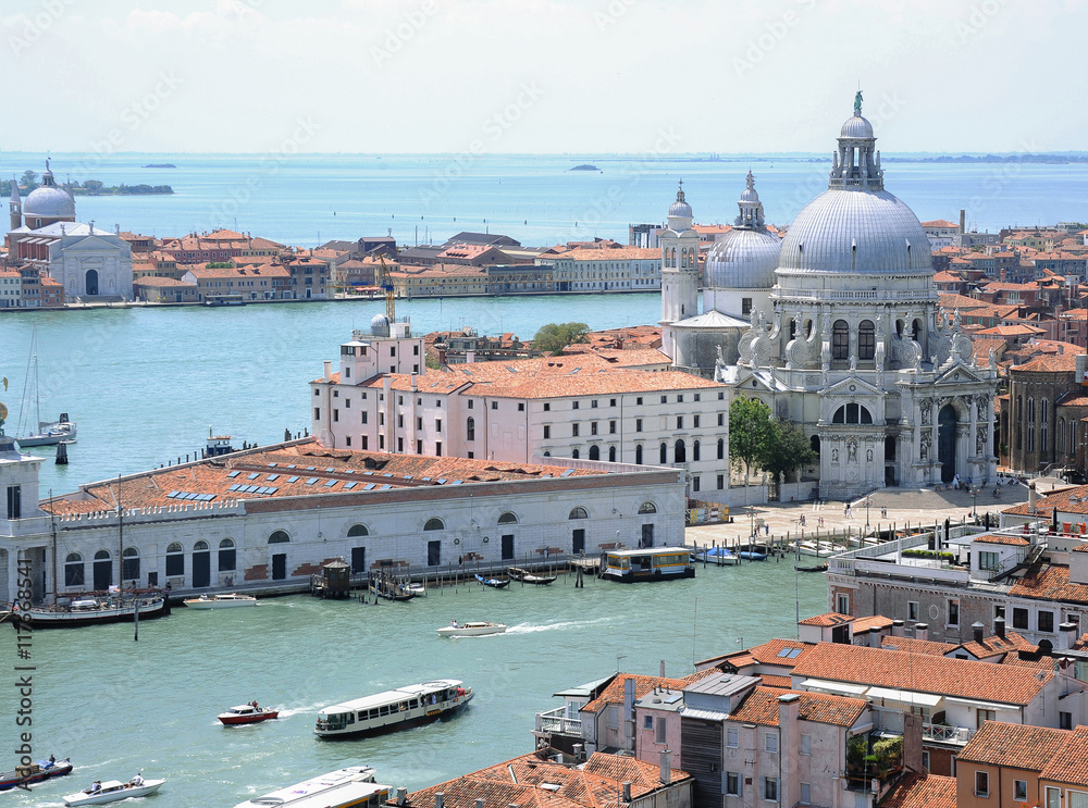 Прекрасная Венеция в солнечный летний день. Вид с часовой башни Святого Марка.