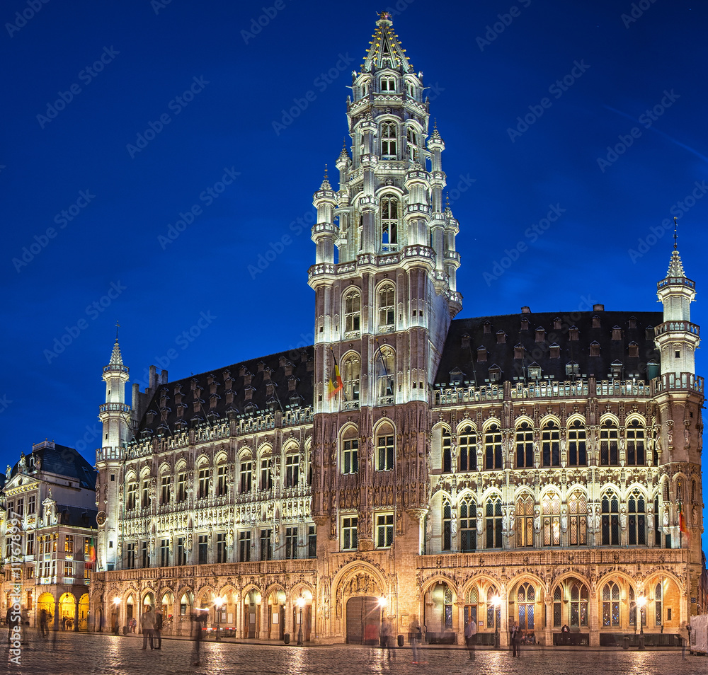 Fototapeta premium The famous Grand Place in blue hour in Brussels, Belgium