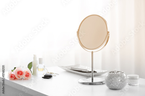 Photo Round mirror on white dressing table