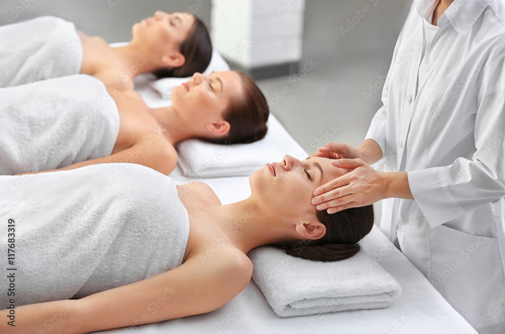 Obraz premium Beautiful girls relaxing in spa salon