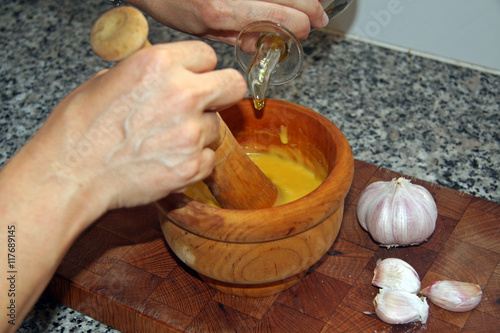 Preparando salsa allioli
