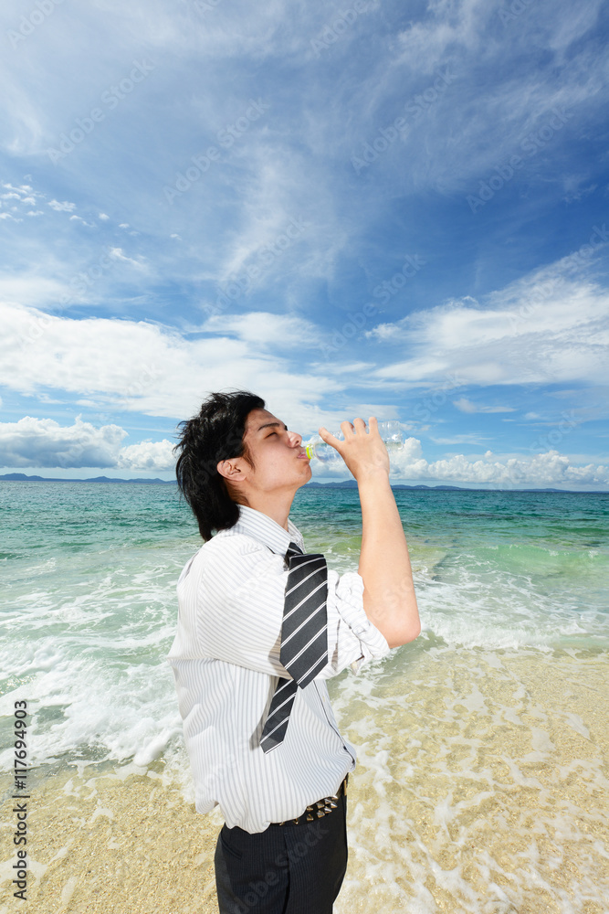 沖縄の美しいビーチで寛ぐ男性