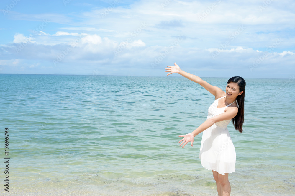 南国沖縄の美しいビーチで寛ぐ女性 南国沖縄の美しいビーチで寛ぐ女性
