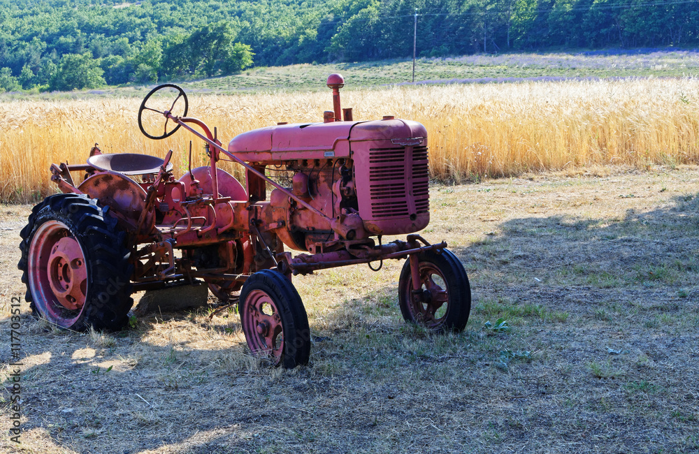 Naklejka premium Stary traktor