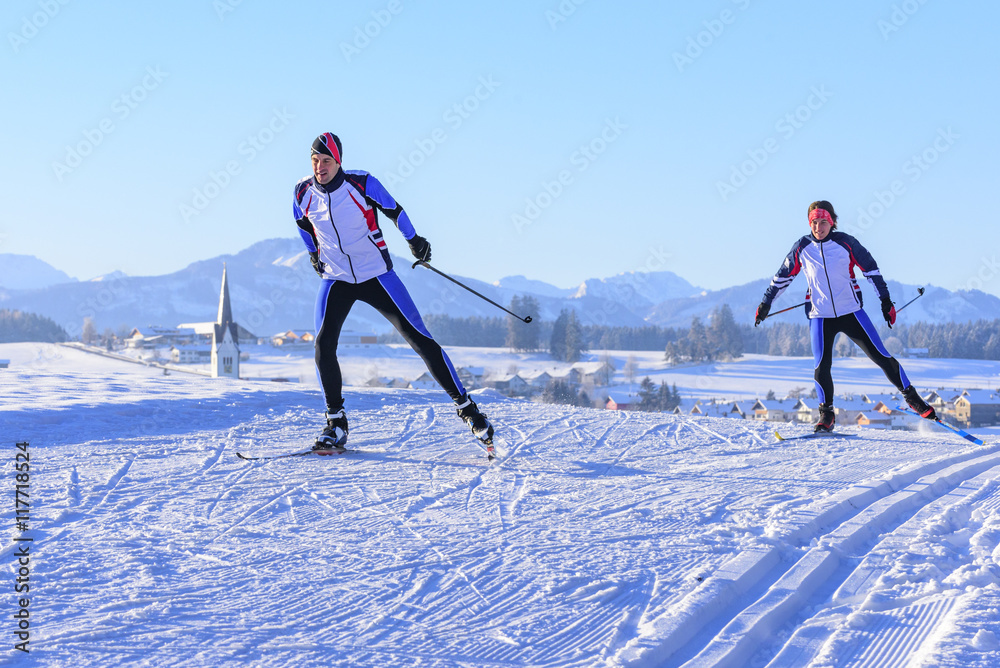 gemeinsam sportlich Langlaufen auf der Skating-Loipe