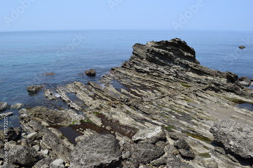 庄内海岸の岩場風景 ／ 奇岩怪石の磯が続く、山形県庄内海岸の岩場風景を撮影した写真です。 © FRANK