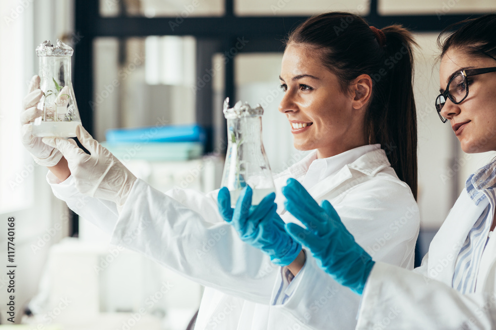 Φωτογραφία Two dedicated female lab scientists meticulously work together, focusing on agriculture genetic plants, applying their expertise to drive agricultural advancements