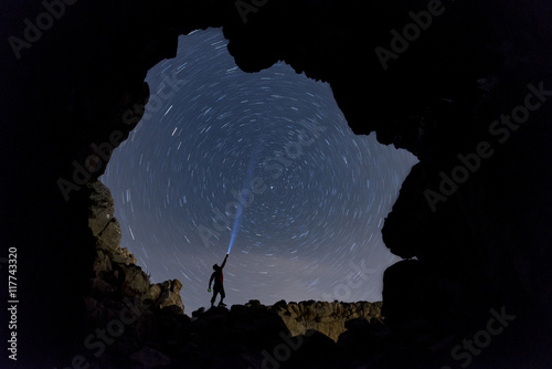 mağaradan yıldızları izlemek & takım yıldızları photo