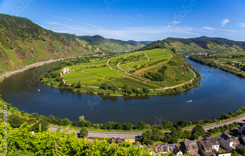 Moselschleife bei Bremm im Sommer Panorama.