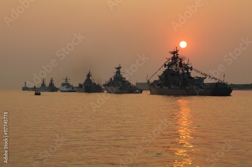 Konstfotografi silhouette of military ships on sunset