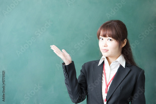 女性教師・黒板
