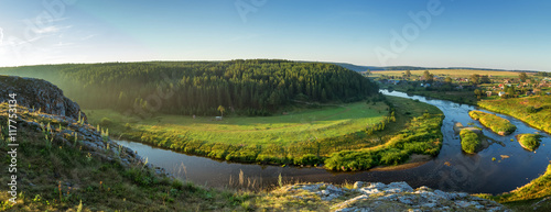 панорама реки с деревней на берегу утром, Россия, Урал 