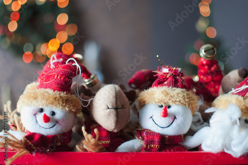 Bright christmas snowmen and garland background