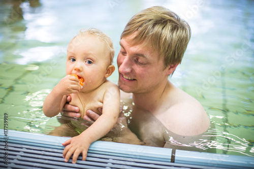 Papa mit Junge beim Babyschwimmen photo