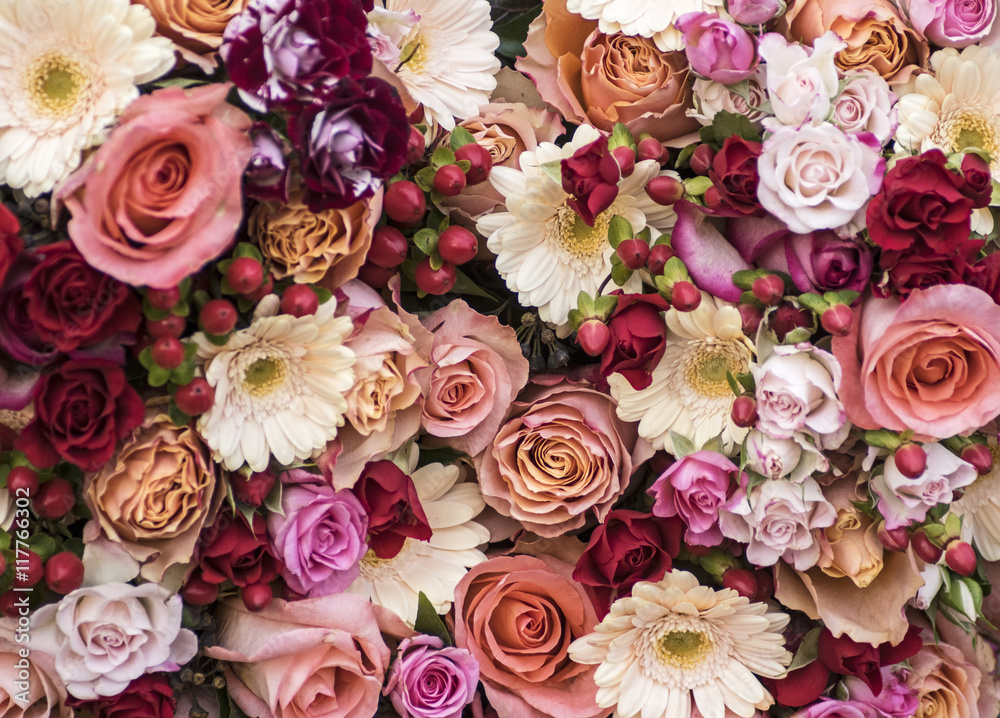 Blumenstrauss mit rosen und Johanniskrautbeeren Blumenstrauss mit rosen und Johanniskrautbeeren