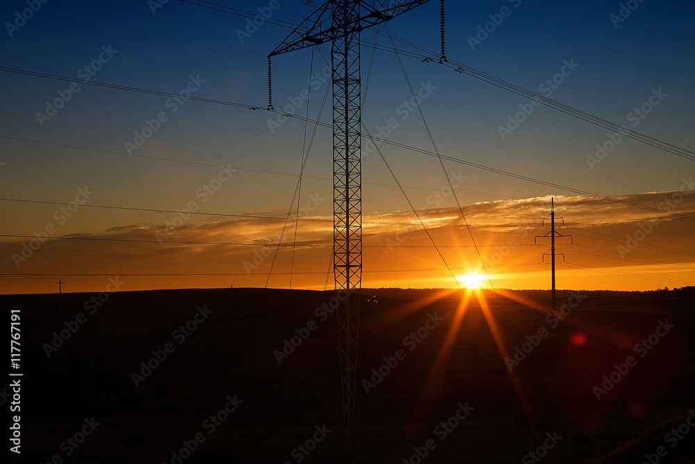 Электрические провода в поле на закате