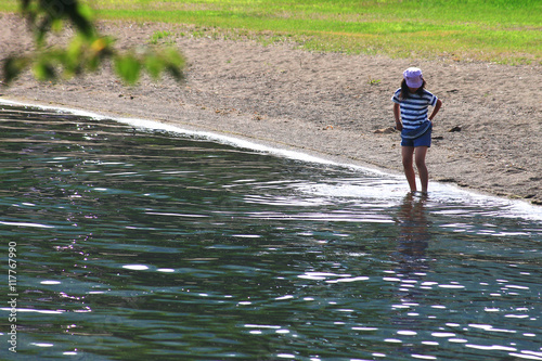 Fototapeta Naklejka Na Ścianę i Meble -  洞爺湖湖畔で遊ぶ女の子