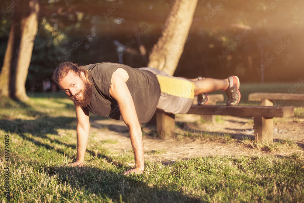 Obraz premium Training outdoors. Handsome sport man doing pushups.