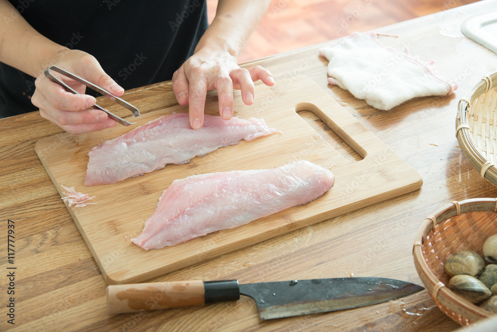 removing fish bone for sashimi