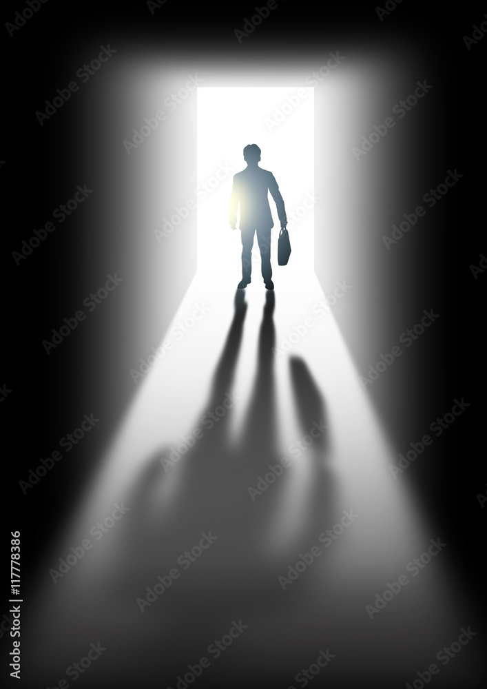 光が差し込む扉の前に立つビジネスマンのシルエット Stock イラスト Adobe Stock