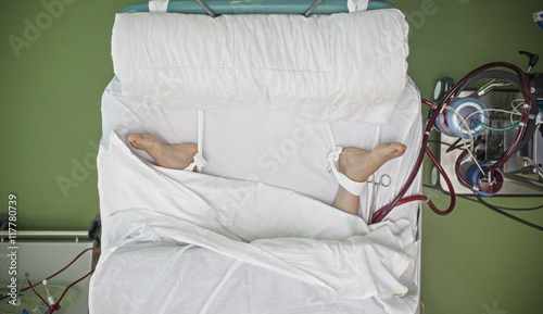 Quadro su tela Bed of the patient surrounded by equipment