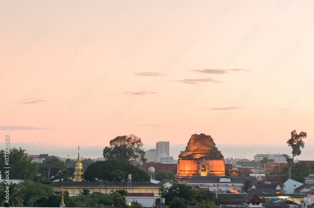 Obraz premium Wat Chedi Luang temple in twilight time of Chiang Mai City, Thai